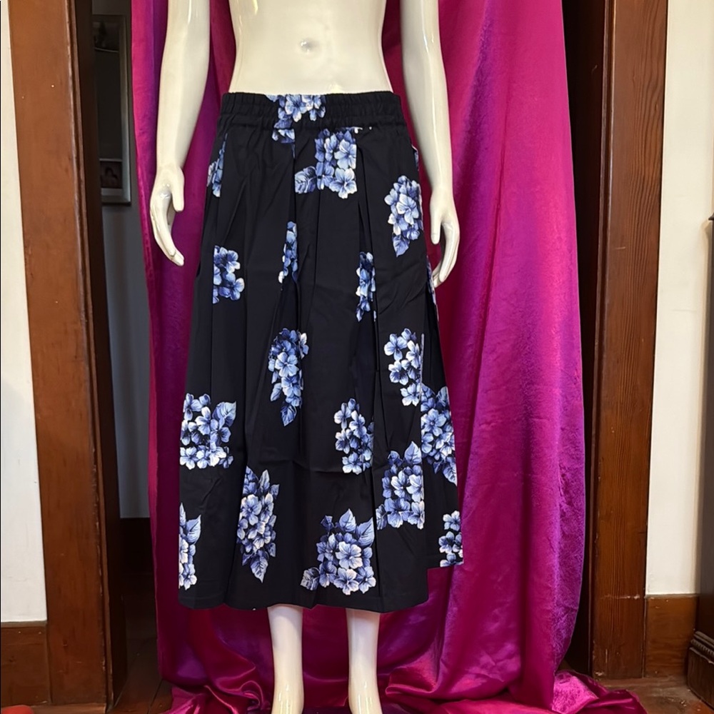 NWT Isaac Mizrahi size small Floral white and Blue Women's Skirt